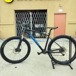 Giant Talon Mountain Bicycle 29in Disc Brake 