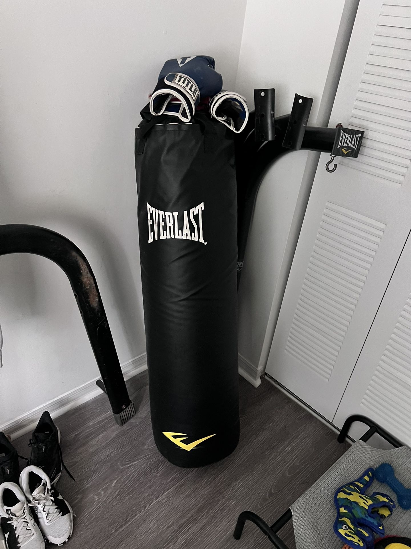 Punching bag + stand