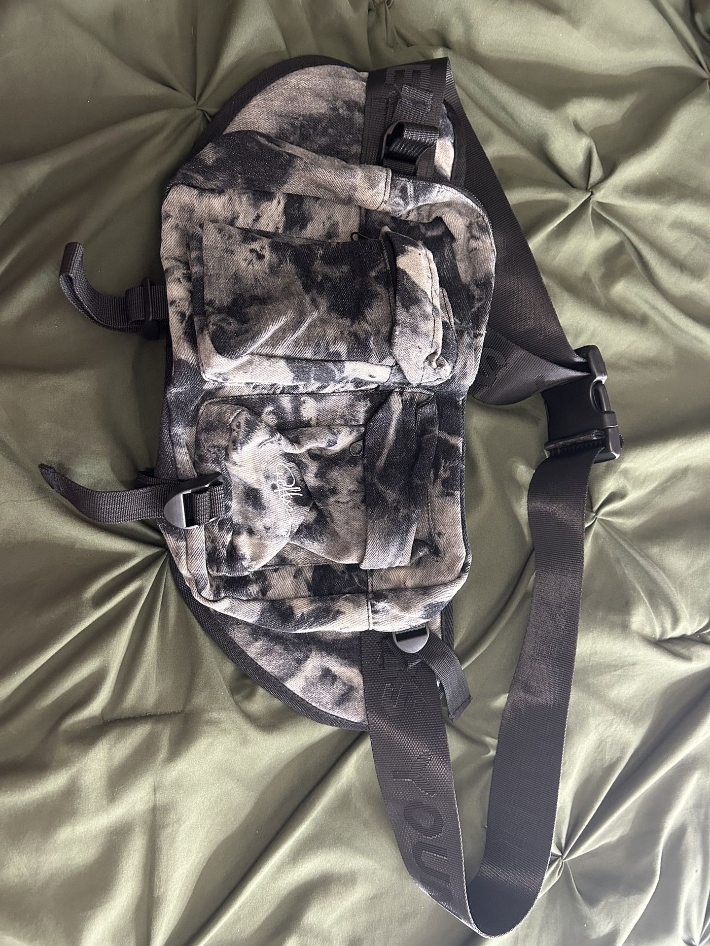 Young & Reckless messenger Bag