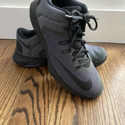 ** FOR SALE-Men’s Nike Air Versitile II Mid