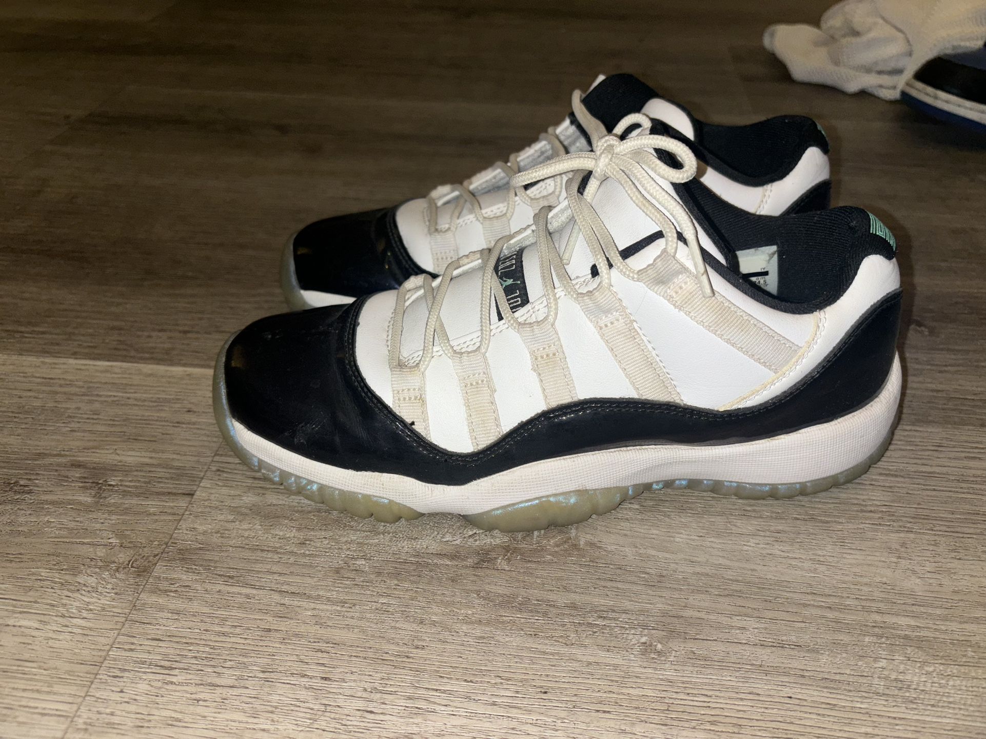 Jordan 11 Retro Low iridescent “emerald”