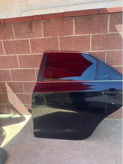 REAR DRIVER SIDE DOOR 2015-2017 TOYOTA CAMRY (BLACK COLOR) WITH HINGES.