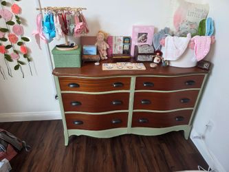 Dresser - 6 drawers ($40 if u pick up by 7/19)