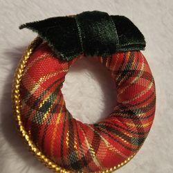 $10.00 - 1984 Christmas Avon Collectible Miniature Wreat Brooc!  Plaid Fabric/Metallic Gold Accent/Velvet Ribbon - NEW!!