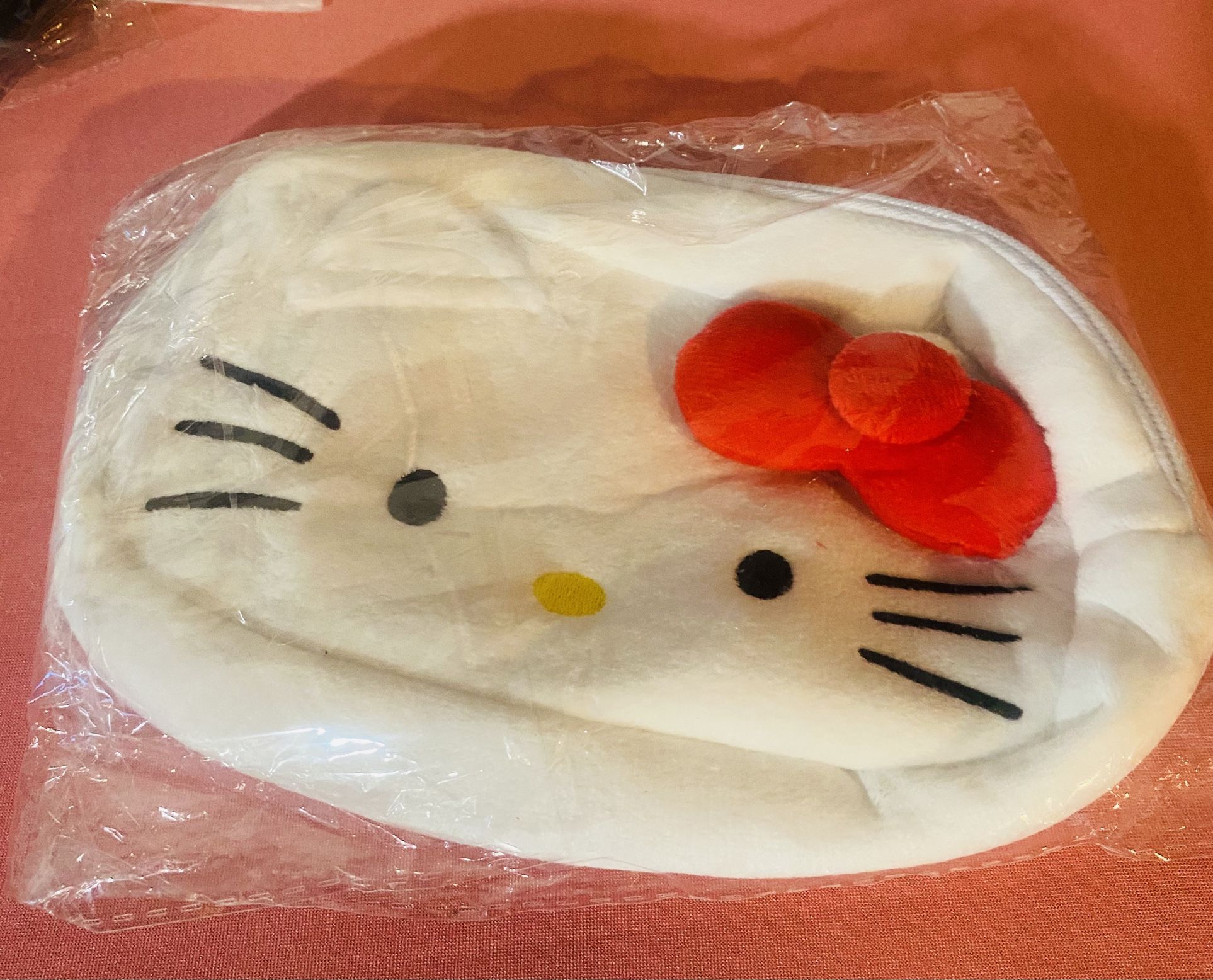 WHITE HELLO KITTY PLUSH BAG
