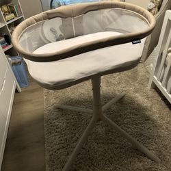 Halo BassiNest Swivel Sleeper 3.0- Brand New