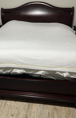 King size bed frame for adjustable  mattresses bed, Solid wood. it doesn’t have regular box spring tools. ( as wood insert)