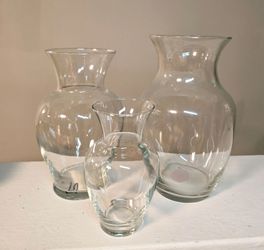 Set of 3 Clear Glass Urn Vases – Staggered Sizes