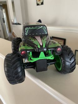 Monster Jam, Official Grave Digger Remote Control Truck 1:15 Scale, 2.4GHz