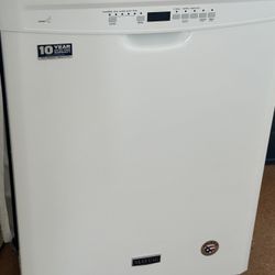 Like New Maytag 24 Inch White Built In dishwasher