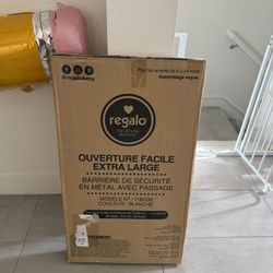 Brand New Regalo 30" Metal Easy Open Extra Wide Walk-Through Gate