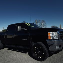 2011 Chevy Silverado 2500 HD Diesel 4x4 W/ 80k Miled 