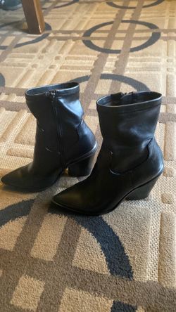 Steve Madden black leather boots with zipper  in excellent condition