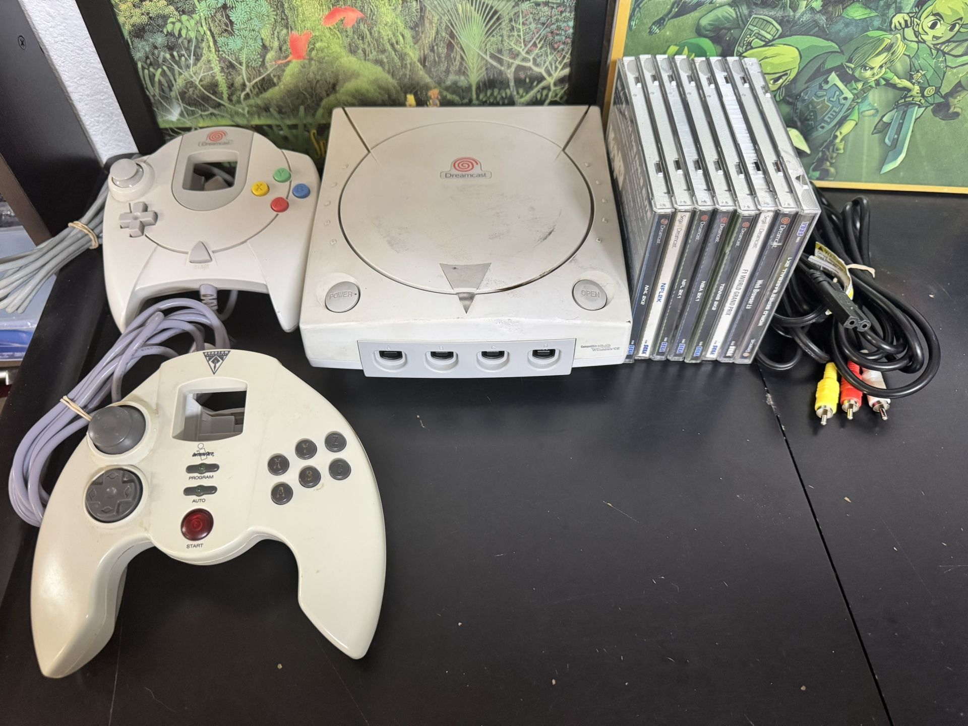 Sega Dreamcast + 8 Games + 2 Controllers + Hookups