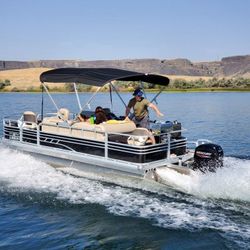 Pontoon Boat.  Sun Tracker 