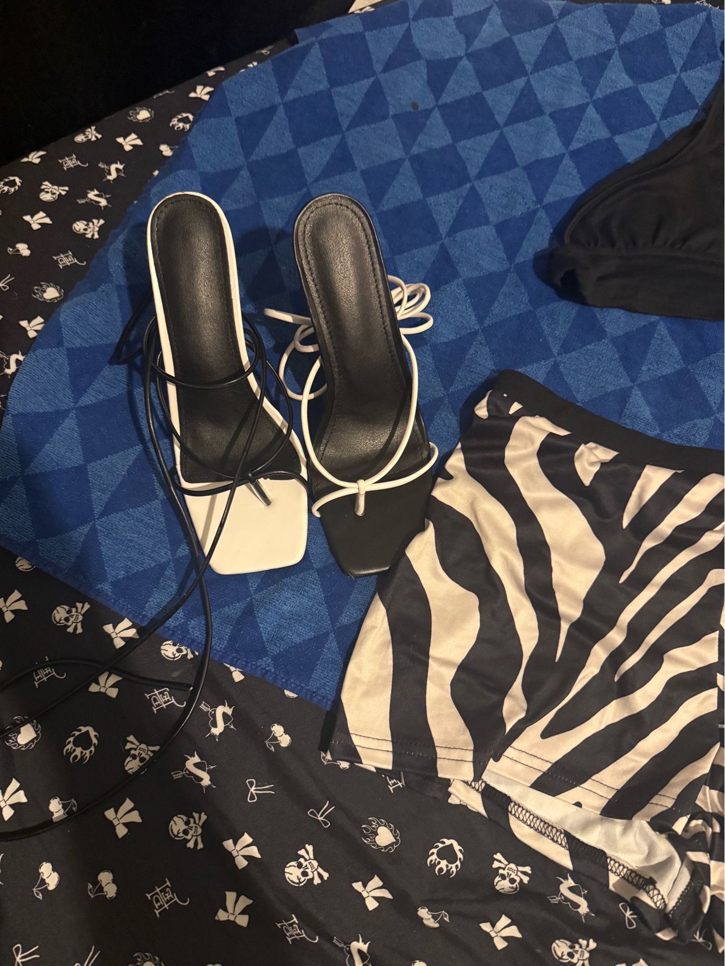 Black-and-white club outfit summer outfit with the shoes that match