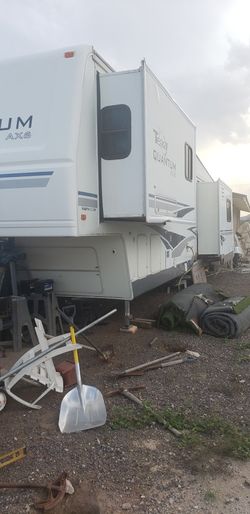 2004 QUANTUM Traila De 37 Pies De Largo 4 Estenciones Cama KingTodo Le Trabaja Bien Titulo En Mano $16,000 Hacer Buena Oferta