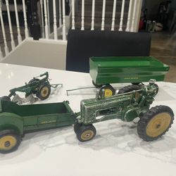 4 John Deer 1950 toys