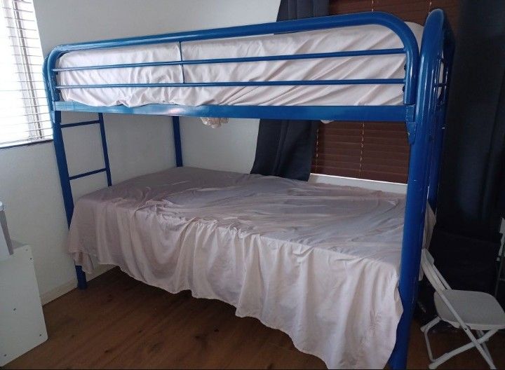 Twin Bunk Beds 