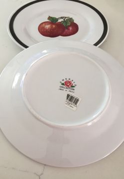 Only 2 apple ceramic plates.
