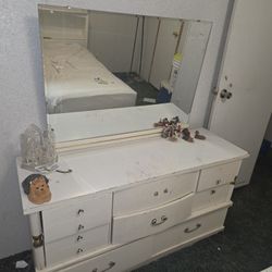 Dresser With Mirror 