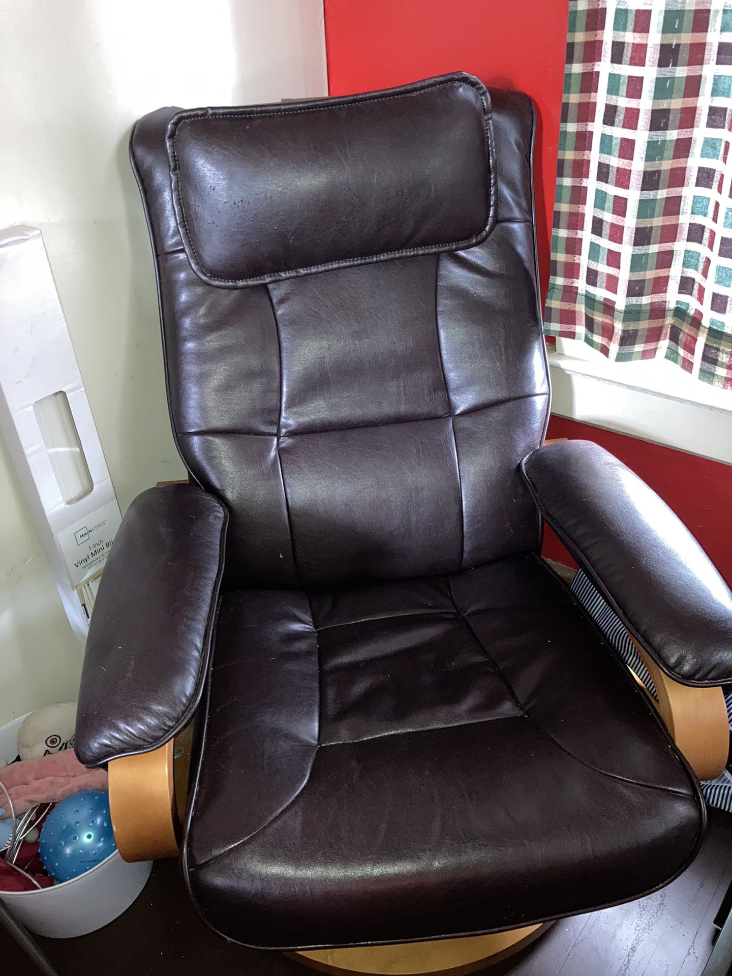 Black Reclining/swiveling Chair 