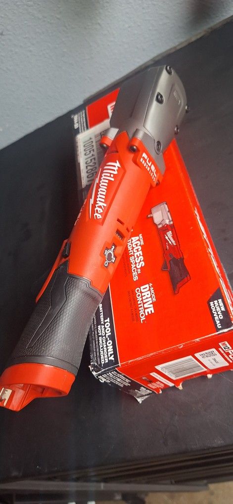 MILWAUKEE M12 RIGHT ANGLE IMPACT WRENCH