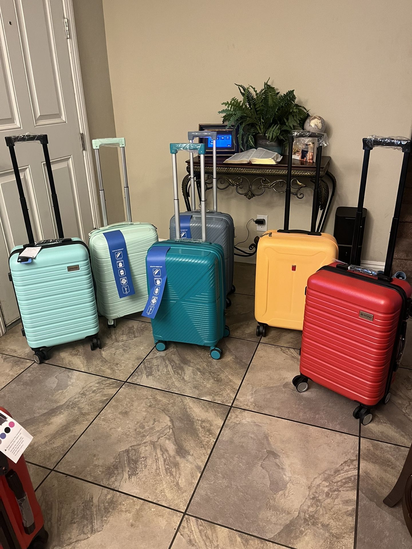 🧳 20” Carry-On Luggage – Expandable Hard Shell Spinner Suitcase ✈️ 📍 Pickup Location: s. Durango & 215 near IKEA  💰 Price: 	•	Regular 20” — $30 (Fi
