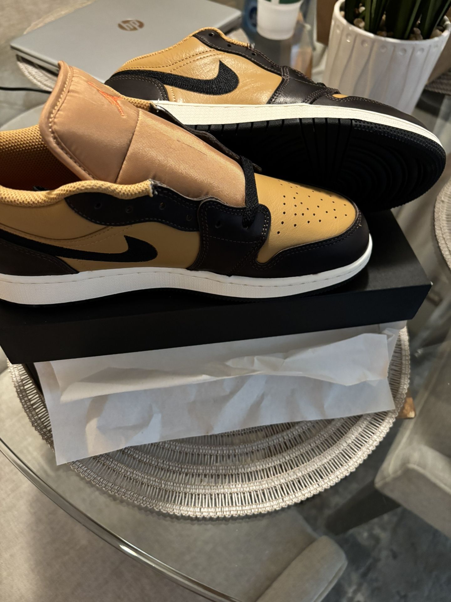 Air Jordan 1 Low SE (BRAND NEW)