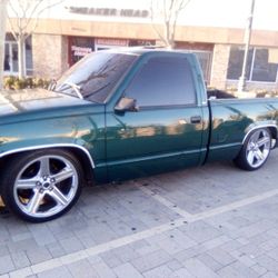 Clean 98 Chevy Short Bed Single Bed & Harley Davidson 