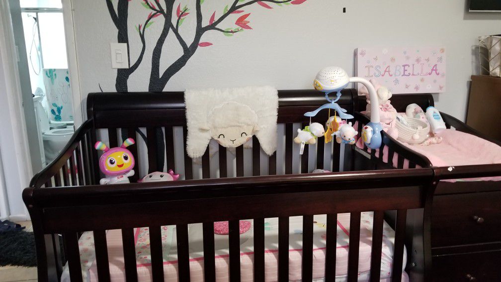 Crib with drawer/changing table