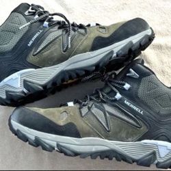 NEW! WOMENS MERRELL HIKING BOOTS