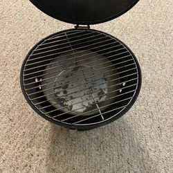 BBQ GRILL PORTABLE AND CARRY ON GREAT CONDITION 