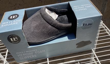 Wayland Square Memory Foam Slippers Size Medium Men’s 7-9 Women’s 8-10  - Black