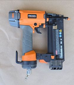 Rigid Pneumatic 18-Gauge 2-1/8 in. Brad Nailer with CLEAN DRIVE Technology, and Tool Bag (R213BNE)