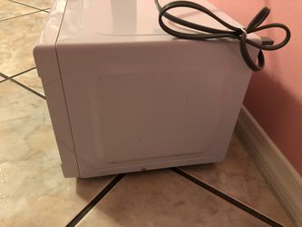 Insignia 0.7 Cu. Ft. White Microwave for Sale in Tampa, FL - OfferUp
