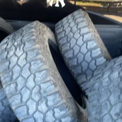 35/12.5/20 Mud Terrain 40% Tread