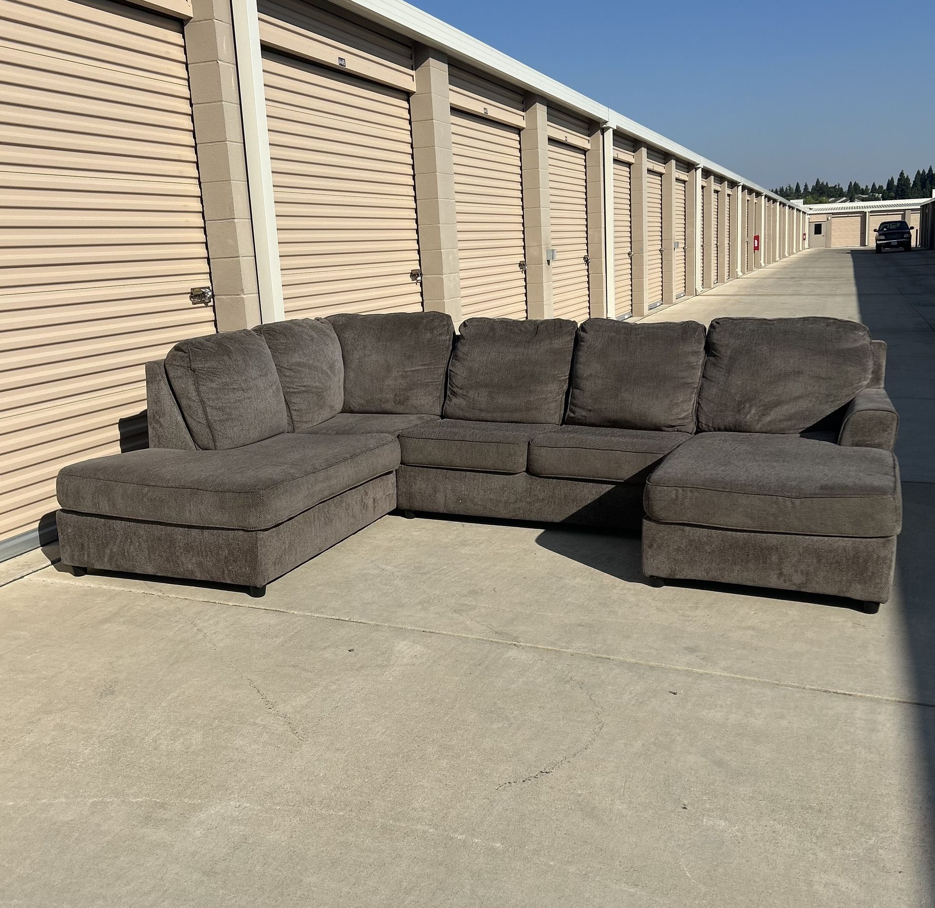 Beautiful Clean Grey Sectional Couch (Delivery Available)