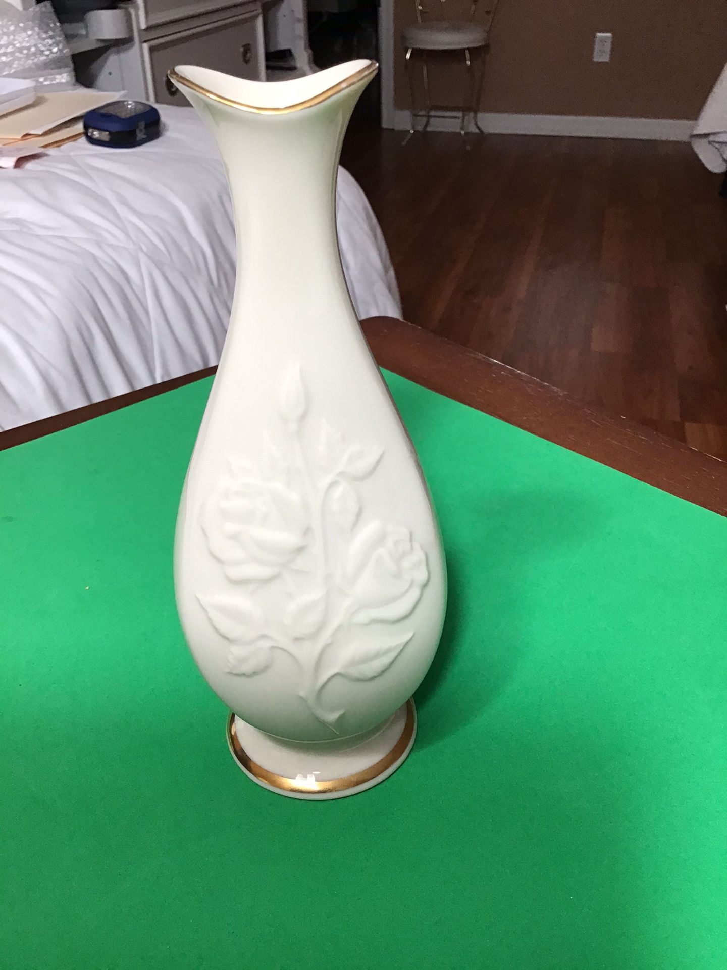 PRETTY LENOX CREAM WITH GOLD TRIM ROSE PATTERN FLOWER VASE 7 1/4 TALL
