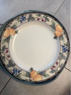 Mikasa  Plate Set