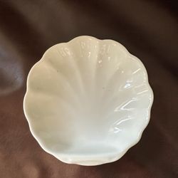 Lillian Vernon 1987 Vintage White Sea Shell Dish