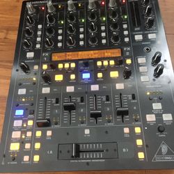 DJ. Mixer BERINGER 