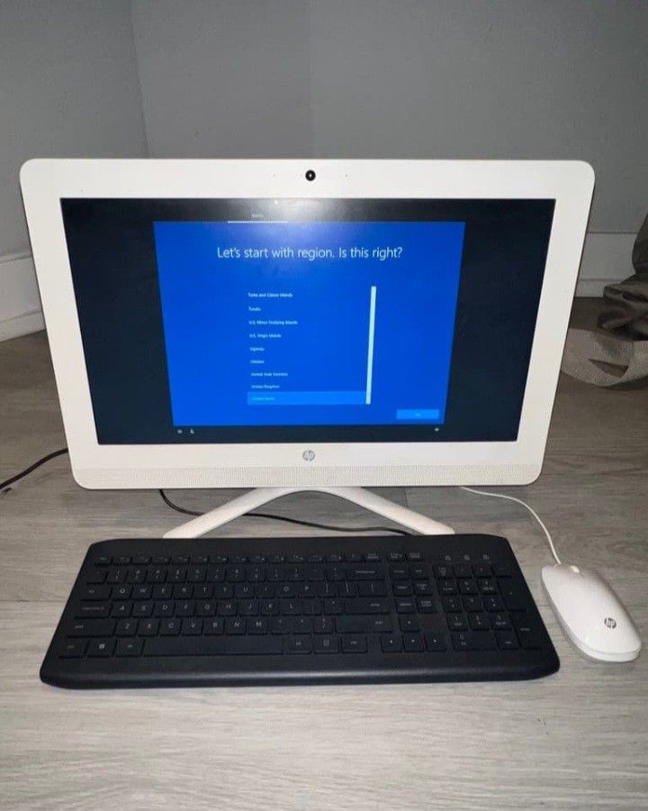 HP 20 Inch All In One Desktop PC Like New Condition Works Perfect 