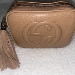 Authentic Gucci Soho Disco Crossbody Bag Pebbled Calfskin Leather Small Camelia Beige