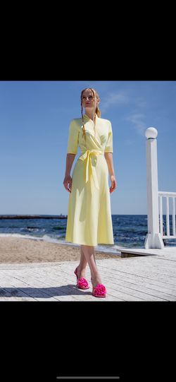 YELLOW WRAP SHORT SLEEVE MIDI DRESS 