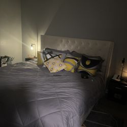 King Bed With Nightstands And Lamp