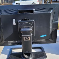 24 Inches Monitor Vga   .  Dvi .  With Stand