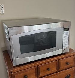 GE MICROWAVE GREAT CONDITION