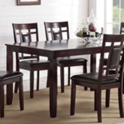Beautiful 7 piece Dining Set. 6 chairs and dining table 