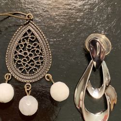 2 Pairs Of Dangle Earrings